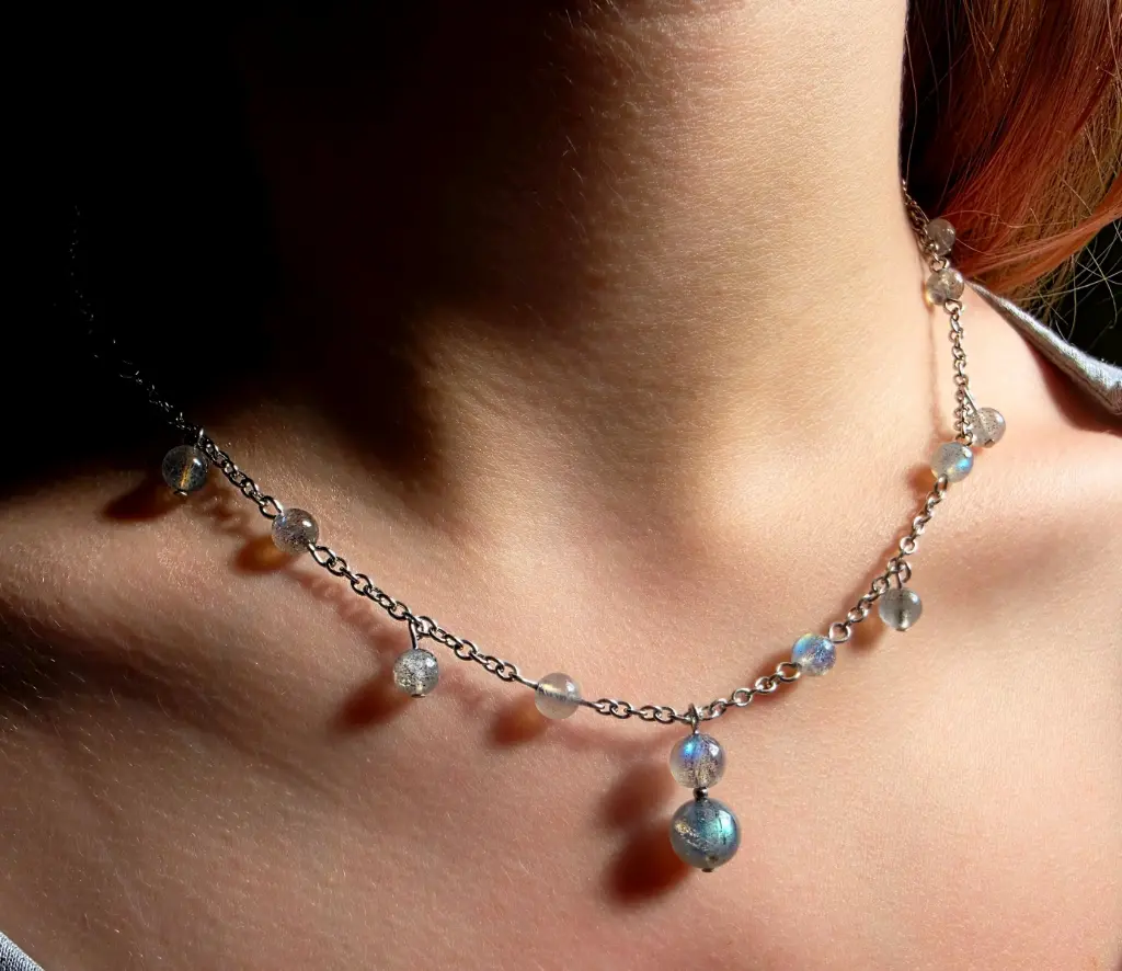 Collier unique en perle de Labradorite