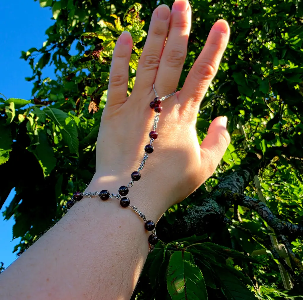 Bijoux de main en perle de Grenat