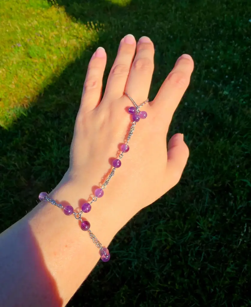 Bijoux de main en perle d'Améthyste