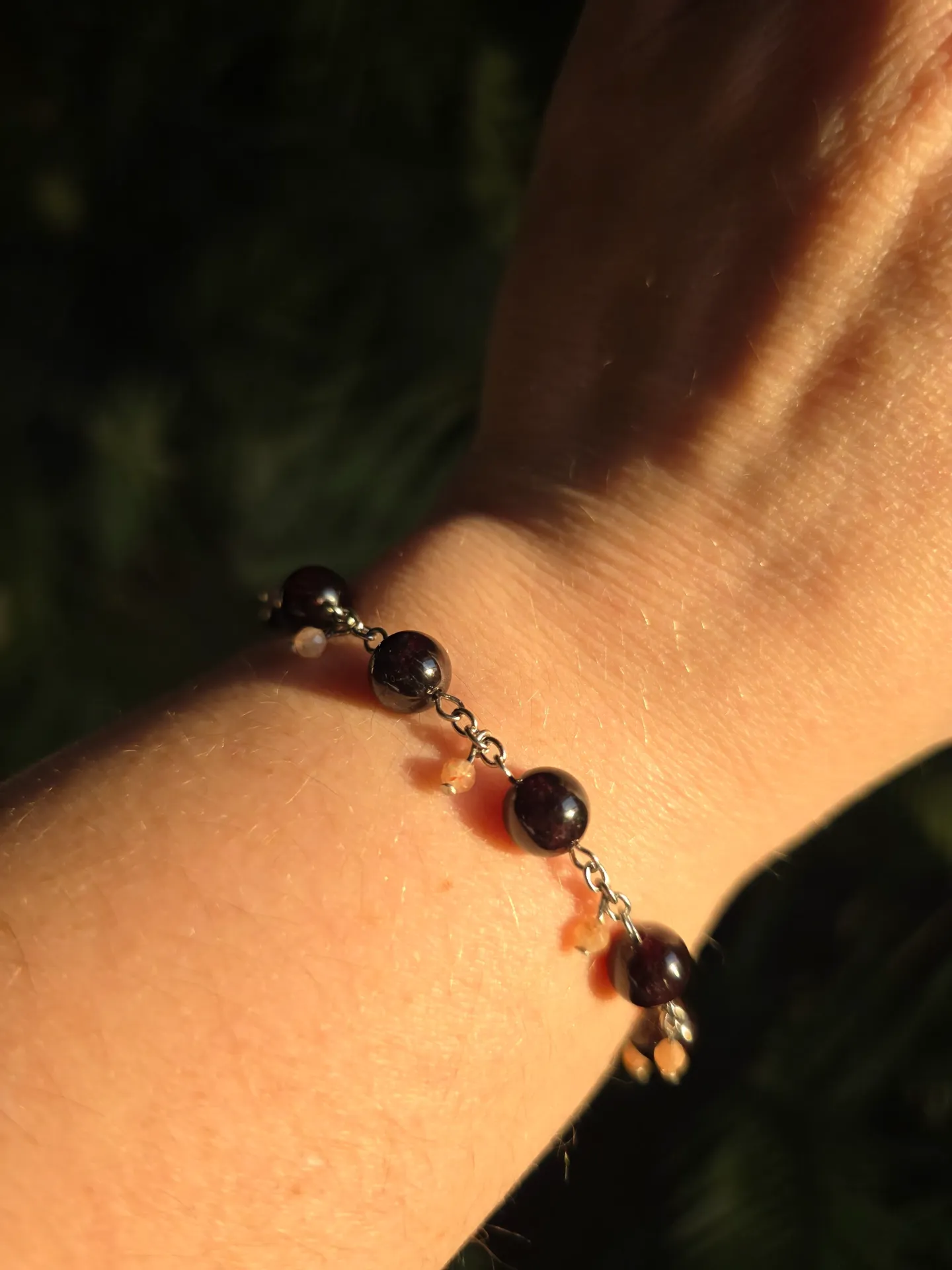 Bracelet "Elya" Grenat rouge et Pierre de soleil