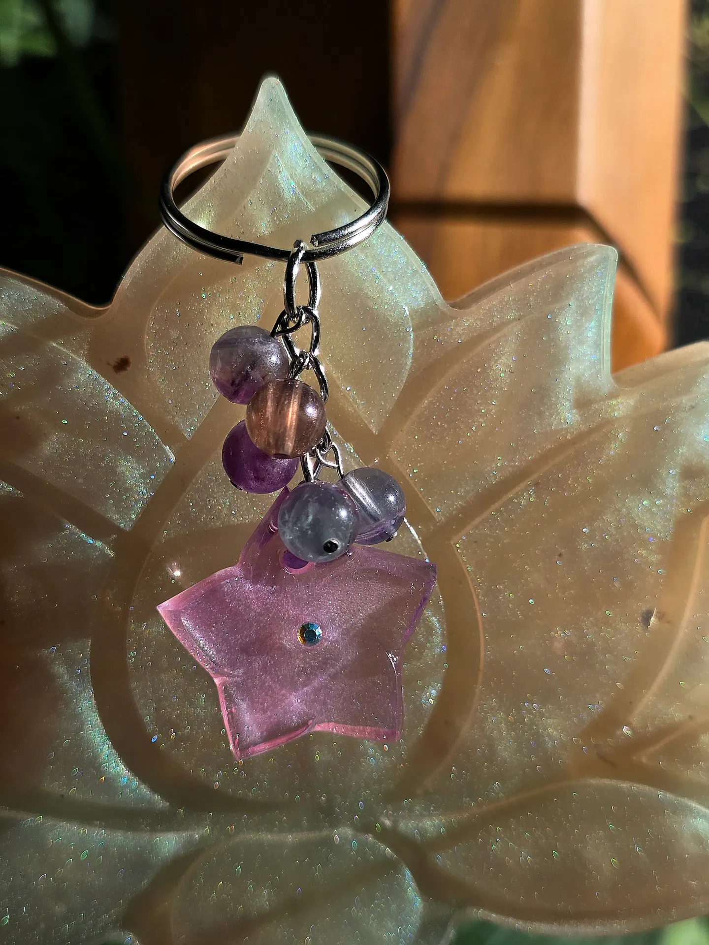 Porte clé phosphorescent fleur de cerisier, perles de fluorine multicouleur