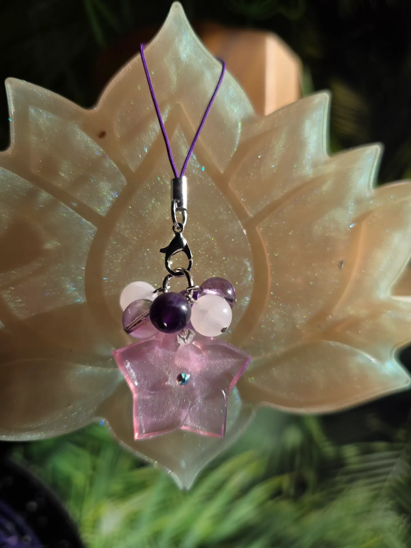 Bijou de téléphone phosphorescent fleur de cerisier, perles de quartz rose et Améthyste