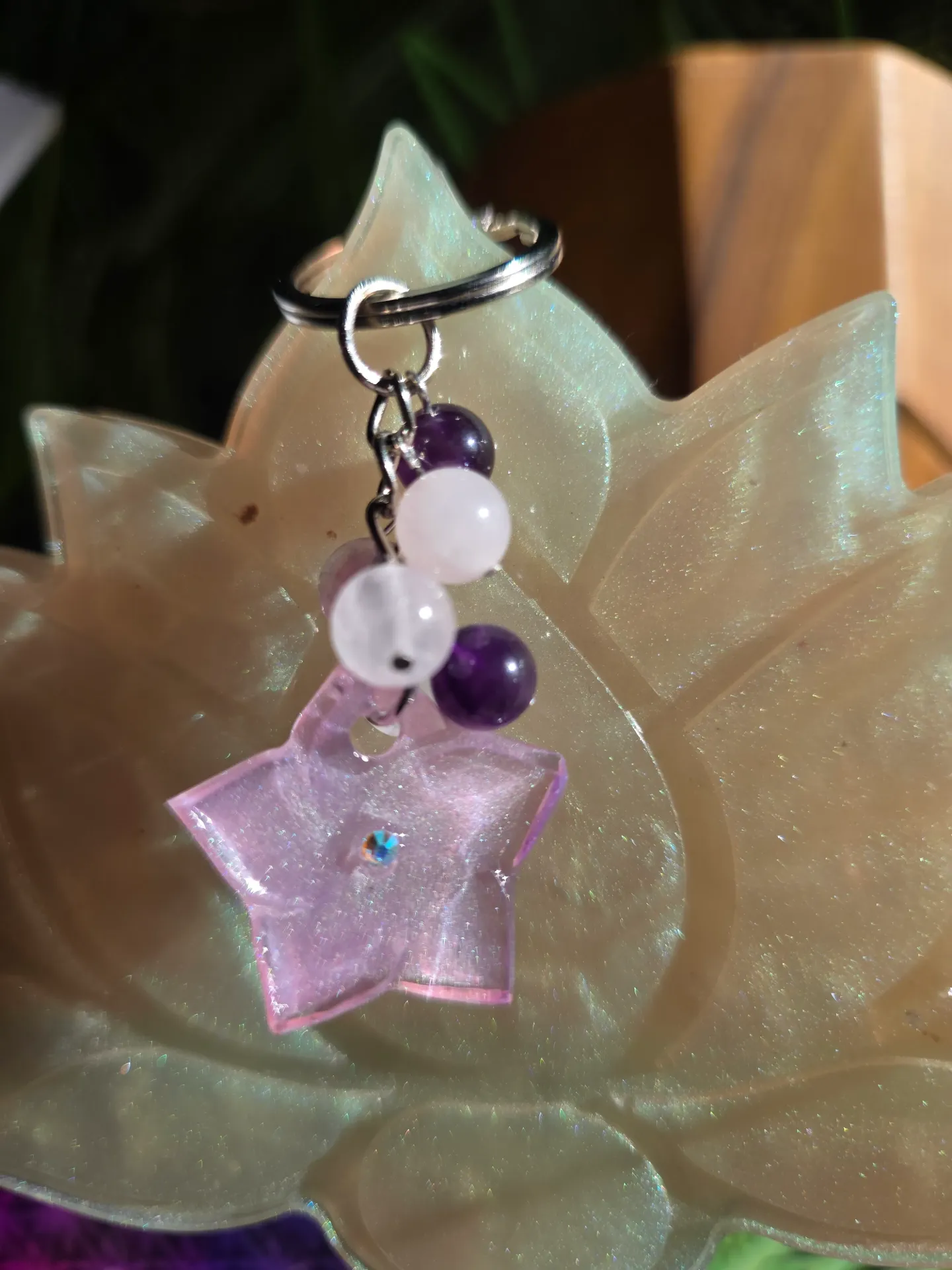 Porte clé phosphorescent fleur de cerisier, perles de quartz rose et Améthyste