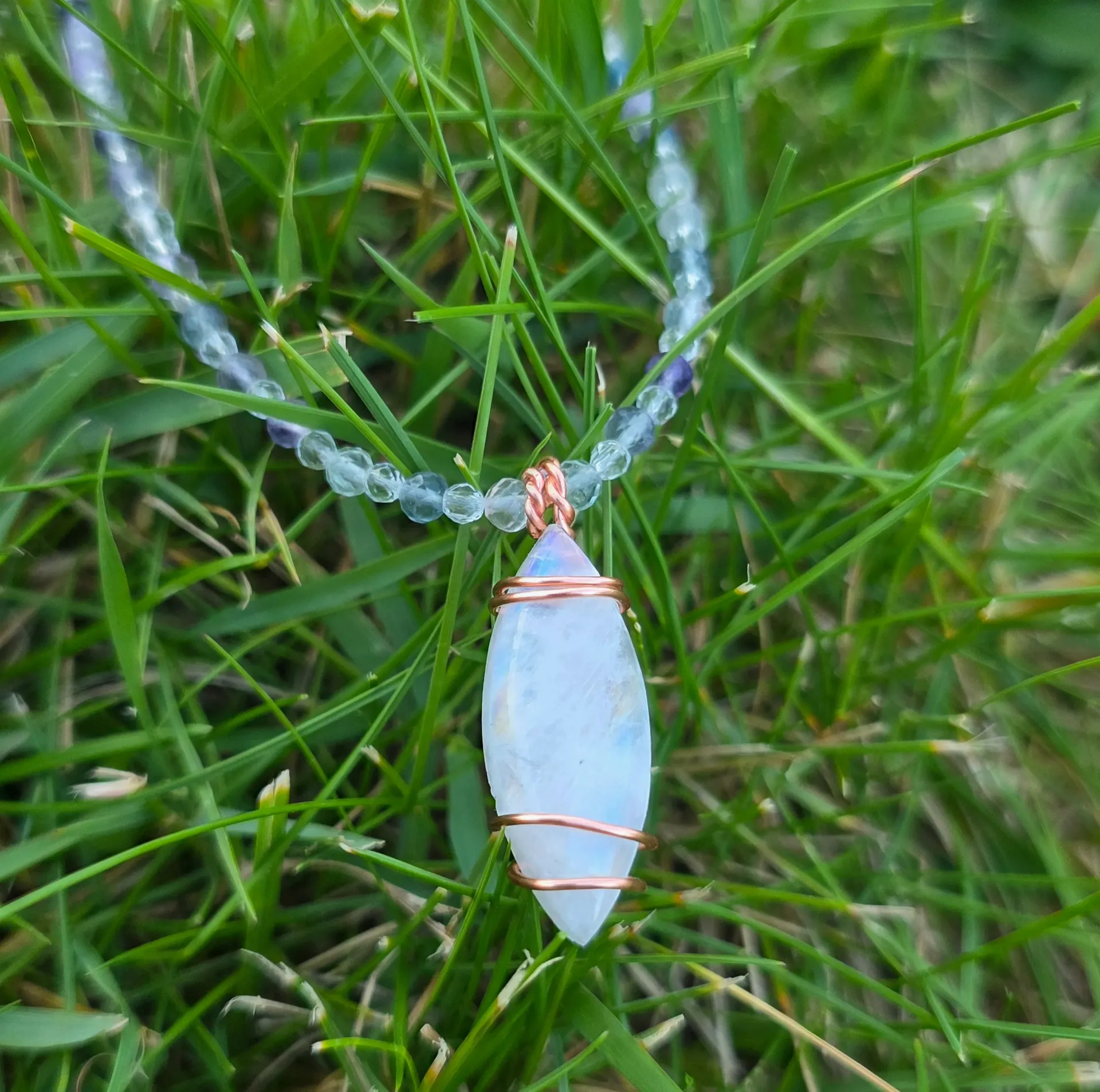 Collier Fluorine multicouleur, péristérite, et cristal de roche