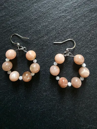 Boucle d'oreilles Créole en Pierre de soleil et Pierre de Lune facetté