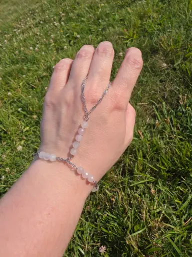 Bijoux de main quartz rosez faceté